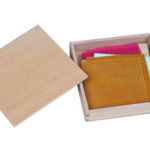 Kasten mit Stoffen das Montessori-Material