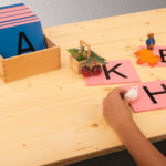 Montessori-Material Sandpapierbuchstaben zum Erfühlen von Buchstaben