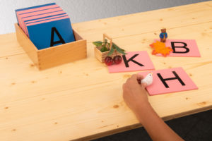 Montessori-Material Sandpapierbuchstaben zum Erfühlen von Buchstaben